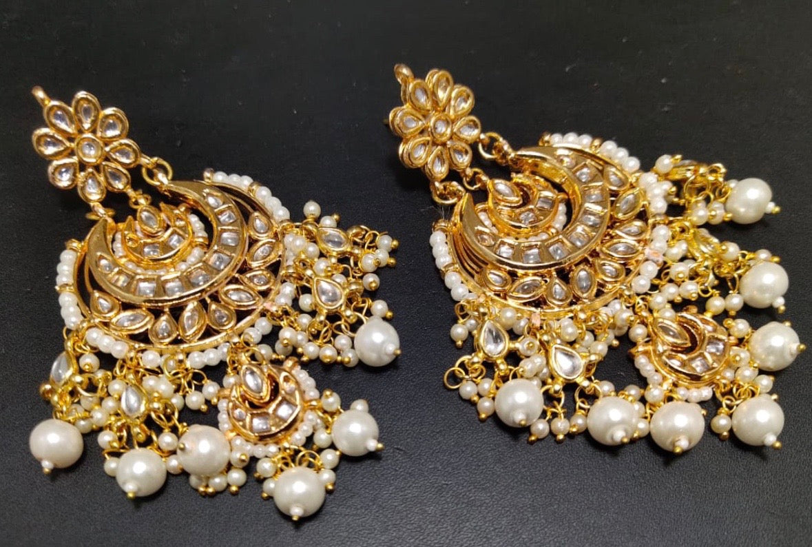 सोने की रंगत वाले मोती और कुन्दन जड़ित झुमके