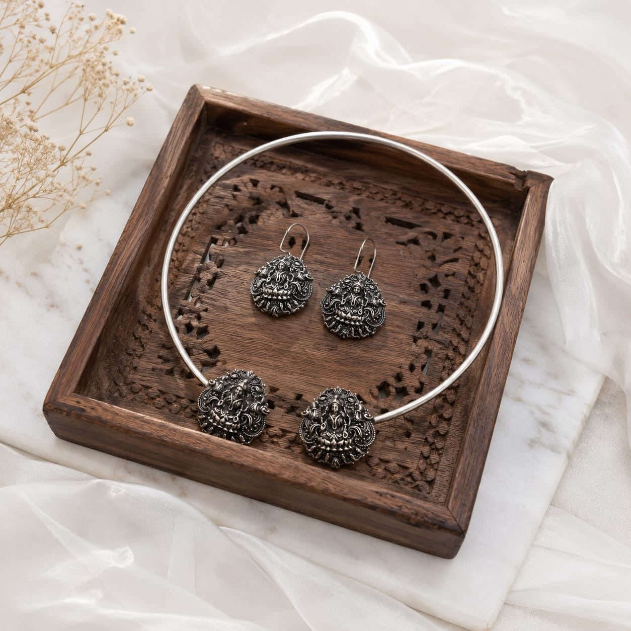 Meher statement Hasli collar Necklace with Earrings