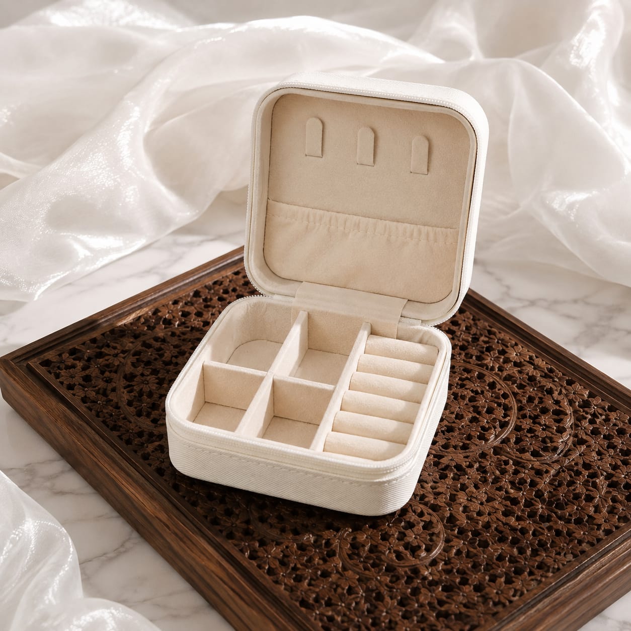 Jewellery box /  organiser