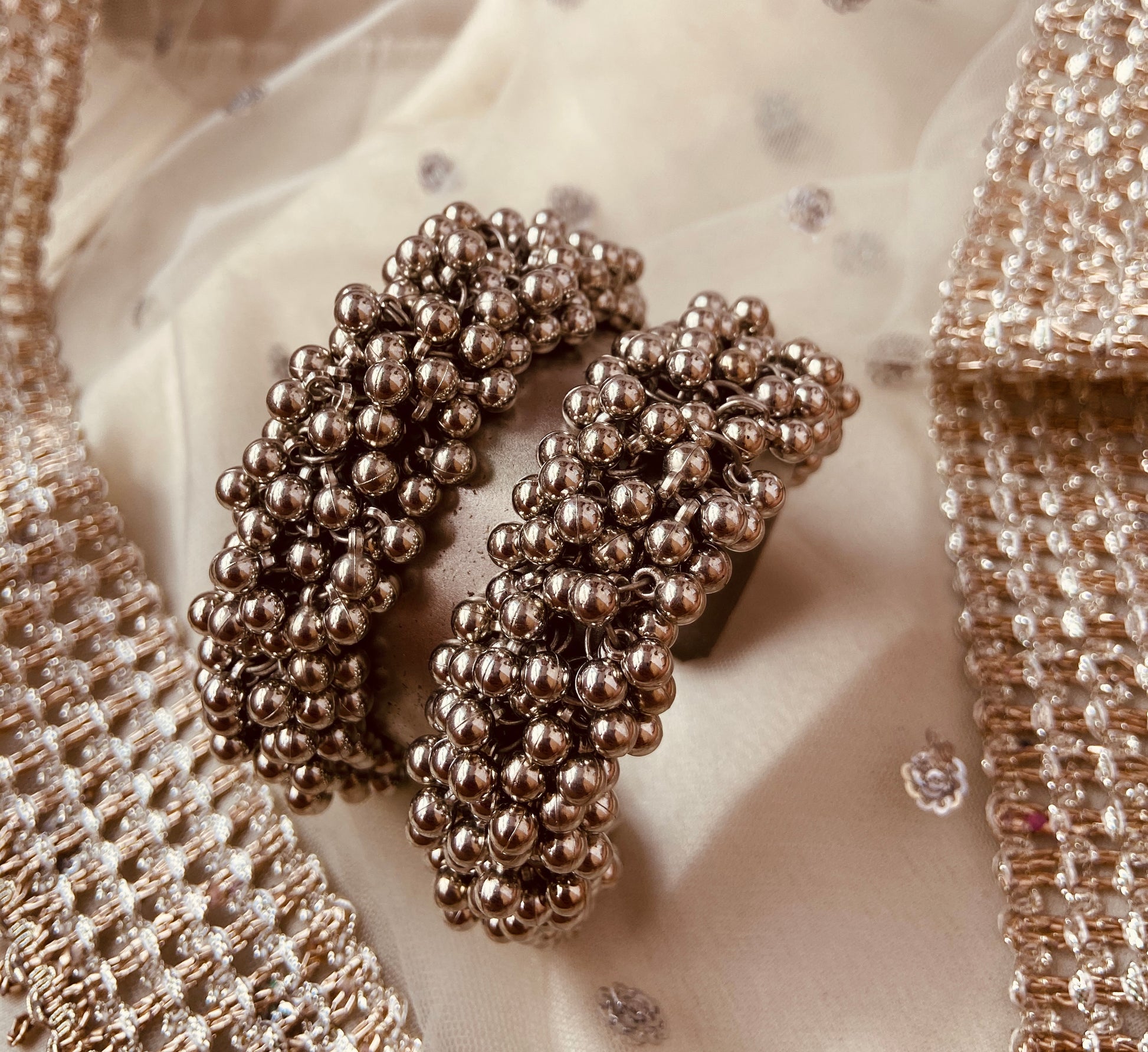 कालातीत चांदी का घुंघरू कड़ा कंगन