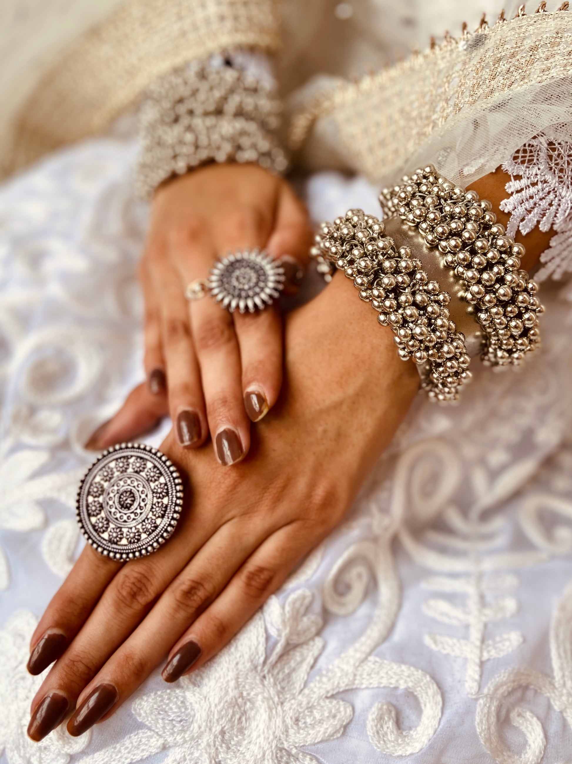 कालातीत चांदी का घुंघरू कड़ा कंगन